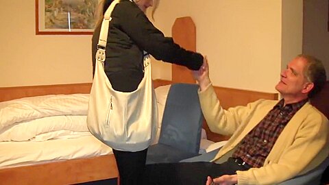 Geile Krankenschwester fickt den Patienten für extra Trinkgeld - free porn video
