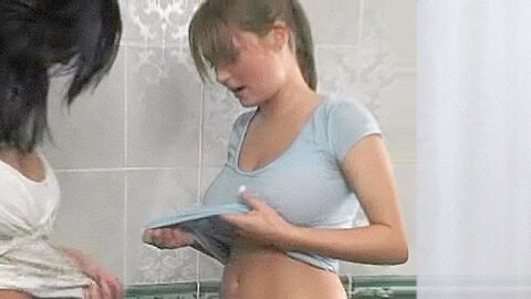 Große teenager mit natürlichen Titten, Duschen und Ficken - free porn video