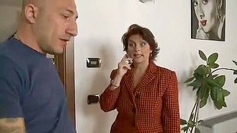 Reife Frau bezahlt den Handwerker. - free porn video