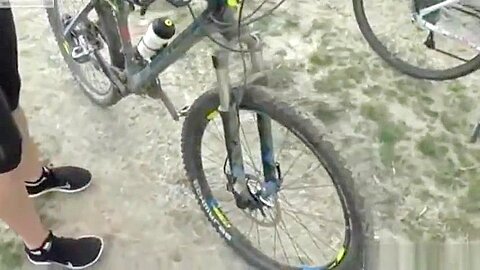 Geile teen Hure reitet ein Bike und wird in Anal gefickt - free porn video