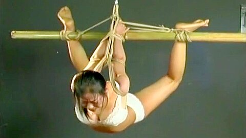 Süßes und geiles asiatisches Küken hogtied und schwingend - free porn video