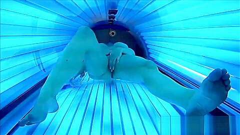 Geiles Girl masturbiert im offentlichen Solarium mit  Cam gefilmt - free porn video