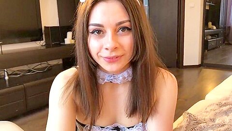 Junge Frau in sexy Dessous trifft ihren Mann nach der Arbeit tief Blowjob ... - free porn video
