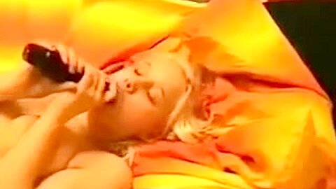 Blondine Heiss auf dem Bett - free porn video