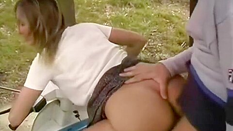 Motorradfahrer knallt zwei Luder - free porn video