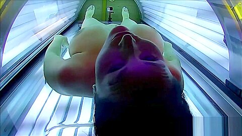 Geiles Girl masturbiert im offentlichen Solarium mit  Cam gefilmt - free porn video