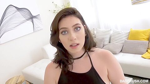 Amilia Onyx lutscht einen harten Fleischstab und reibt ihn mit ihren schönen Titten - free porn video