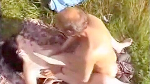 Obdachloser alter Mann fickt teen girl im freien - free porn video