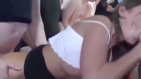 Fick das Kollektiv und schie&szlig e Eiscreme in ihren Mund - free porn video