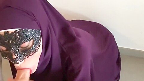Arabische Hausfrau in Burka bläst dicken Schwanz - free porn video