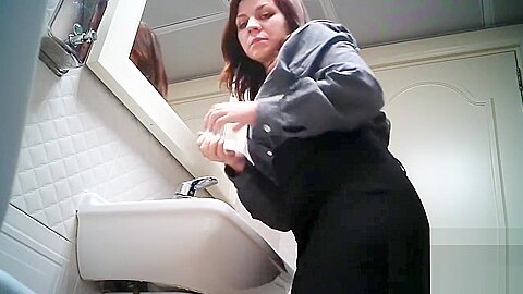 Frauen Pinkeln in öffentliche Toilette 2259 - free porn video