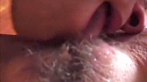 Haarige Fickfotze lecken - free porn video