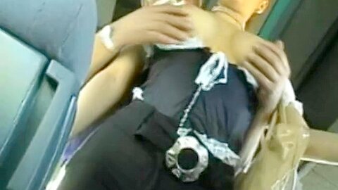 Junges Mädchen im sexy Kellnerin-Outfit, das vom alten Mann im Bus befummelt wird - free porn video