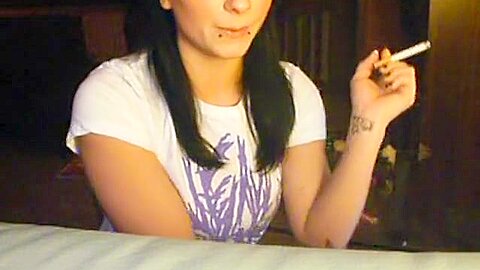 Sexy Rauchen, zeige Titten und Arsch - free porn video