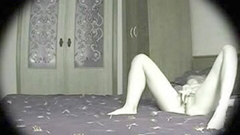 Skinny Girl Masturbation im Bett - free porn video
