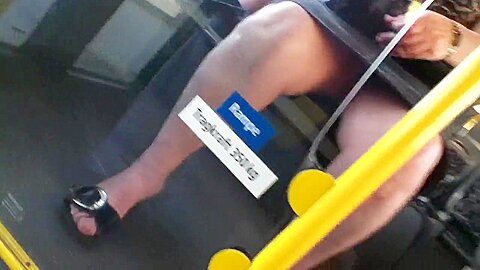 Versteckte Kamera filmt Dame im Bus zwischen den Beinen - free porn video