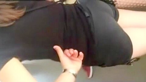 An der Bushaltestele geilen Arsch angewichst - free porn video