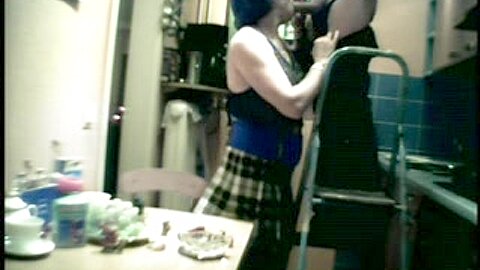 der schwanz vom handwerker wird geblasen - free porn video