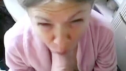Schlampe lutscht stinkenden Schwanz - free porn video