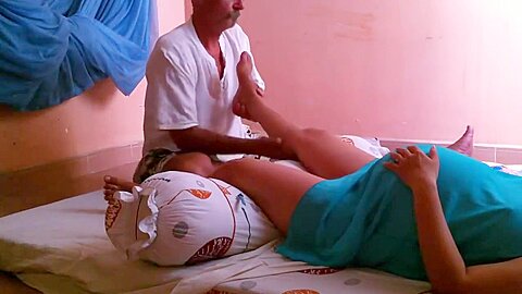 Schwangere, die Beinmassage bekommt - free porn video