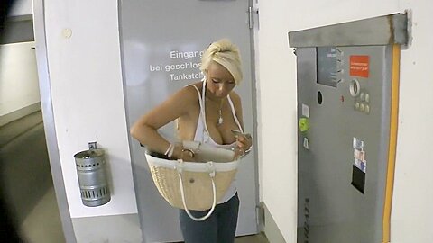 Dumme blonde Schlampe im Parkhaus gegen Geld gefickt - free porn video