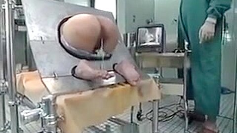 Milf in einer Maschine gebunden und nimmt einen Einlauf in ihren Arsch - free porn video