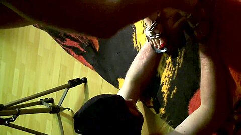 Der Sklave hatte ein Hand und Arm Trampling Bekommen in Verschiedenen Heels - free porn video