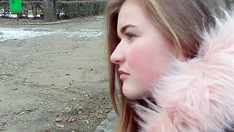 Teeny-Ficke rotzt draussen auf den Boden! - free porn video