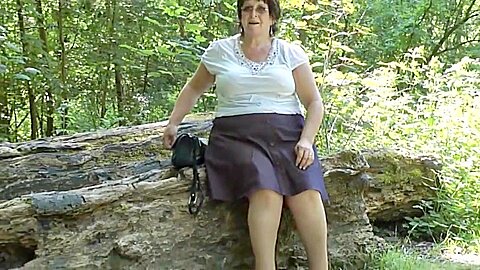 Upskirt Penner im Wald Teil zwei - free porn video