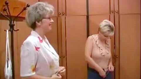 Russische Mütter Irina - Valia in der Sauna - free porn video