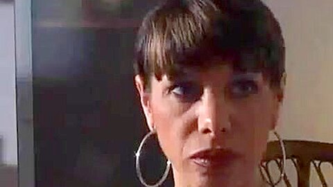 Vollbusige italienische Milf fickt ein paar Jungs - free porn video