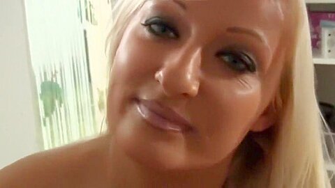 Blondes blasmaul lutscht den schwanz vom hausmeister - free porn video