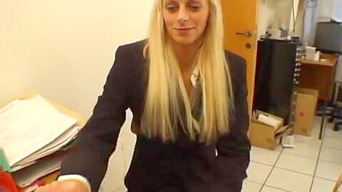 Bewerbung von blonder Schlampe endet mit Schwanzluschen! - free porn video