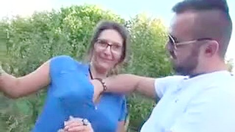 Brünette französische MILF im Freien - free porn video