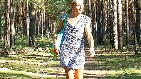 E-Stim im Freien, Öffentlichkeit blinkt in Holz, wichst - free porn video