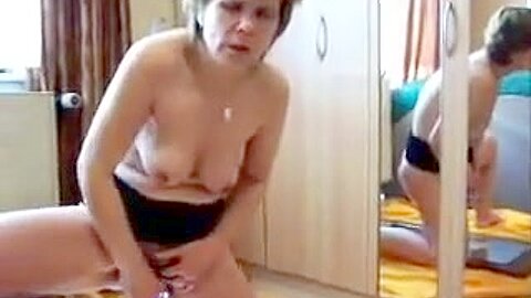 Die haarige Oma masturbiert auf dem Spiegel und zeigt dir ihr Sperma - free porn video