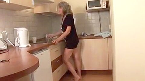 Küchenfick mit Oma - free porn video