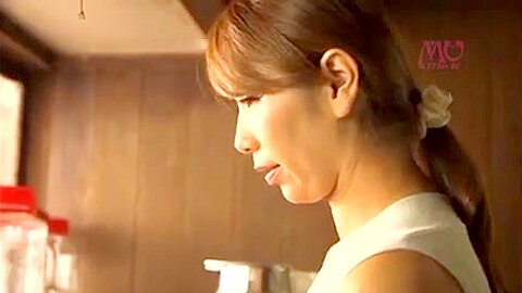Gebräunte Mutter verführt keinen Sohn - Chisato Shoda - free porn video