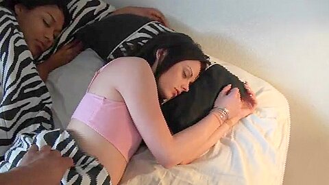 Eine Gelegenheit für einen Dreier teen Sex vor der Kamera - free porn video
