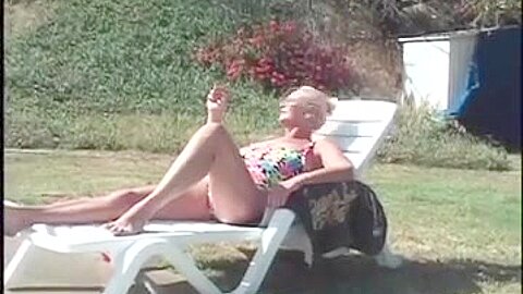 Gealtertes Oma-Trio am Pool - free porn video