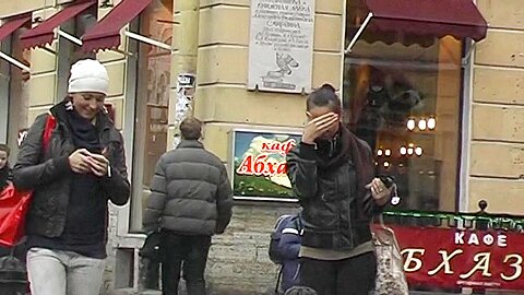 Riesige, nicht professionelle Weenie, die Mädchen untersucht und in ihr Gesichtsloch spritzt - free porn video