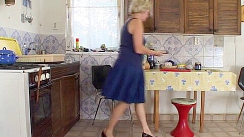 Analfick mit einer heißen und bösen reifen Oma auf dem Bett - free porn video
