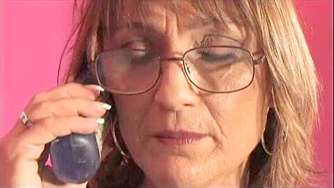 Böse Oma verführt einen heißen Jungen, um ihre gealterte Fotze zu lecken - free porn video