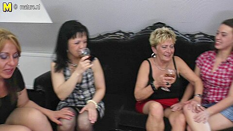Vier alte und jugendliche Lesben Gruppensex - free porn video