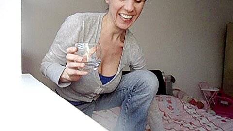 Mit Milch spielen - free porn video