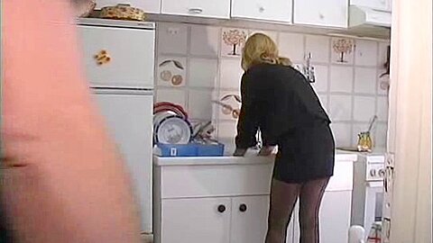 Maskierte Dame macht Blowjob im Double-Fick-Video - free porn video