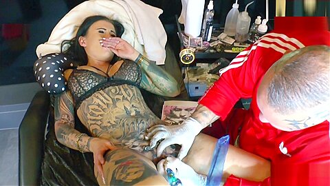 Live beim Fotzen Tattoo stechen mit Blowjob fur Snowwhite - free porn video