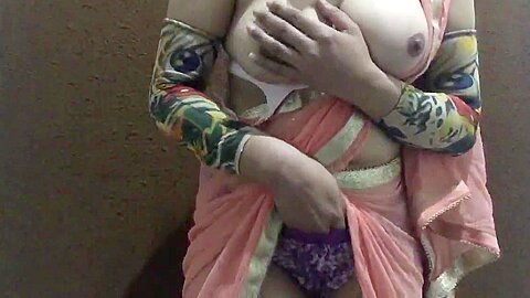 सिमरन भाभी की मस्त मोटी चूचीं दबाओ - free porn video