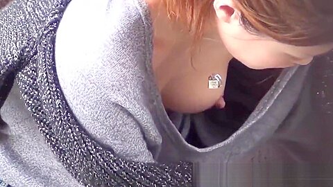 Das japanische Baby zeigt die Brustwarze, während es heimlich gefilmt wird - free porn video