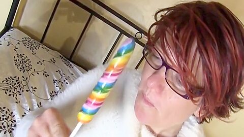 Reudige Milf Steckt Sich Lolli In Die Fotze - free porn video